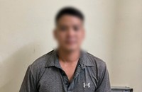 Người đàn ông tự ý gắn keo vào giày cho du khách nước ngoài rồi đòi tiền. Ảnh: Pháp luật Xã hội