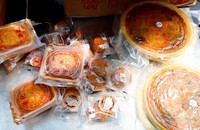 Ông Đ. khai số hàng trên xe là bánh trung thu.