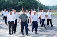 Thủ tướng Phạm Minh Chính khảo sát thực địa dự án đường cao tốc TP HCM - Thủ Dầu Một - Chơn Thành đoạn qua địa bàn tỉnh Bình Dương - Ảnh: VGP/Nhật Bắc