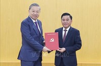 Tổng Bí thư Tô Lâm trao Quyết định phân công đồng chí Trần Cẩm Tú giữ chức Thường trực Ban Bí thư