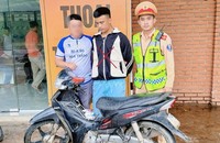 Đối tượng Cao Trọng Viễn bị bắt khi đang trên đường đi tiêu thụ tài sản cướp giật.