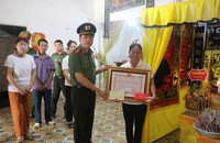 Thừa ủy quyền của Chủ tịch nước, Đại tá Trần Hồng Quang, Phó Giám đốc Công an tỉnh Nghệ An đã trao Huân chương Bảo vệ Tổ quốc hạng Ba cho thân nhân gia đình đồng chí Hoàng Thế Thắng.