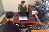 Công an làm việc với đối tượng liên quan.