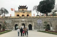 Không chỉ người dân, du khách, nhiều học sinh hào hứng tham quan, tìm hiểu Hoàng thành Thăng Long - di tích quan trọng bậc nhất trong hệ thống các di tích Việt Nam. (Nguồn: Bảo Châu)