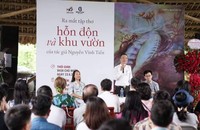 Nhà thơ Nguyễn Vĩnh Tiến trong buổi ra mắt tập thơ Hỗn độn và khu vườn. (Ảnh: N.T)