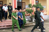 Công an dẫn giải các bị can. (Ảnh: Trọng Cửu)