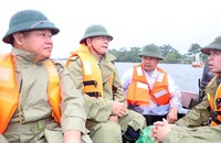 Phó Thủ tướng Lê Thành Long thăm người dân vùng "rốn lũ" của Hà Nội