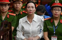Bị cáo Lan trong phiên xử hồi tháng 4/2024. (Ảnh: Bùi Yên)