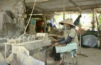 Các làng nghề có nhiều tiềm năng hỗ trợ người lao động phi chính thức có công ăn việc làm ổn định. (Ảnh minh họa: Duy Khánh)