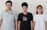 Đối tượng Ngô Xuân Phương, Ngọc Tuấn Anh và Vương Thị Hoa (từ trái sang) tại cơ quan điều tra. (Ảnh: Tuyết Nhung)