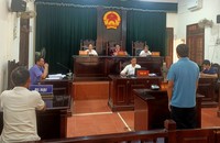 Phiên tòa sơ thẩm xử bị cáo về tội Hủy hoại tài sản.
