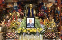 Bàn hương án trang nghiêm tưởng niệm cố Tổng Bí thư Nguyễn Phú Trọng được an vị tại chính điện Đại Bảo tháp Mandala Tây Thiên