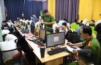 Cảnh sát khám xét trụ sở Công ty Pháp Việt. (Ảnh: Công an cung cấp)