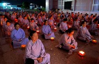 Thắp nến cầu nguyện, hướng đến ân đức sinh nhân ngày hiếu đạo. (ảnh: Hạnh Đăng)