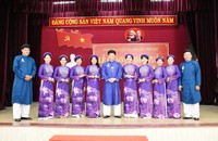 Toàn bộ cán bộ, lãnh đạo, nhân viên khối cơ quan Văn phòng Sở Văn hóa - Thể thao tỉnh TT-Huế đều mặc trang phục áo dài truyền thống đến cơ quan làm việc trong ngày đầu tuần. (Ảnh: Ngọc Vân)