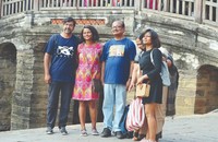 Du khách Ấn Độ chụp ảnh tại Chùa Cầu, Hội An. (Ảnh: Vietnam Insider)
