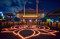 Trang nghiêm Lễ phóng liên đăng trong Pháp hội Vu lan - Báo hiếu tại Việt Nam Quốc Tự (Ảnh: Báo Giác ngộ)