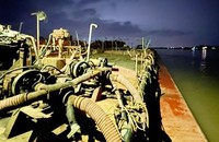 Một trong số các tàu hút trộm cát bị bắt đêm 5/5/2022. (Ảnh: Công an cung cấp)