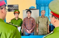 Công an bắt giữ đối tượng Đức (nguyên là nhân viên tín dụng BIDV Chi nhánh Thừa Thiên Huế). (Ảnh: Công an cung cấp)