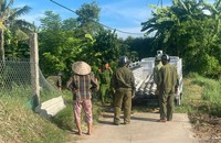Công an và LLTGBV hỗ trợ người dân di chuyển vật dụng, chòi lán. (Ảnh trong bài: Trọng Kửu)