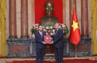 Tổng Bí thư, Chủ tịch nước Tô Lâm trao Quyết định bổ nhiệm Đại sứ Việt Nam tại CHDCND Lào cho ông Nguyễn Minh Tâm, Phó Trưởng Ban Đối ngoại Trung ương. (Ảnh: TTXVN)