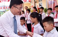 Phó Thủ tướng Lê Thành Long dự khai giảng, trao học bổng cho học sinh tỉnh Hòa Bình