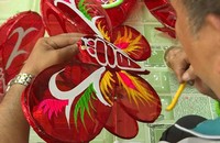 Nghệ nhân đang tỉ mẩn làm nên chiếc lồng đèn Trung thu. (Ảnh: Q.A)