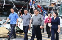 Thủ tướng Phạm Minh Chính đi kiểm tra tình hình thiệt hại, chỉ đạo triển khai các biện pháp cấp bách khắc phục hậu quả cơn bão số 3 tại Quảng Ninh - Ảnh: VGP