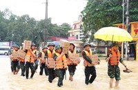 Bộ đội Quân khu 1 cùng Đoàn công tác vận chuyển lương khô đến với bà con Nhân dân xã Linh Sơn, TP Thái Nguyên. (Ảnh: Quang Thiện) 