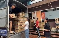 Diễn viên Kiều Anh (áo trắng) chuẩn bị đồ tiếp tế cho đồng bào vùng lũ. (Ảnh: NVCC)