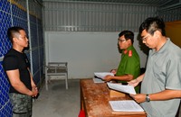 Công an tống đạt quyết định tạm giam với Khuất Duy Hoàng. (Ảnh: Phương Liên)