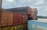 Vụ kiện 42 ô tô rớt xuống biển: Bên nói thiên tai, bên nói chằng buộc không kỹ lưỡng