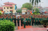 Lễ báo công trước tượng đài Chủ tịch Hồ Chí Minh.