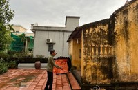 Ông Thụy chỉ phần đất ông cho rằng mua từ cụ Nhâm và cụ Mô. (Ảnh: Hồng Mây)
