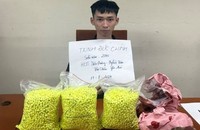 Đối tượng Trịnh Đức Chính cùng tang vật.