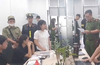 Cơ quan Công an tiến hành khám xét khẩn cấp đồng loạt các địa điểm văn phòng công ty TNHH dược phẩm công nghệ cao NAC (Ảnh: Công an Hà Nội)