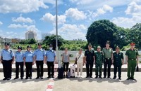 Cục Công an TP Đông Hưng (Trung Quốc) bàn giao chị K (áo sọc đen trắng) về Việt Nam.