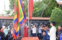 Đại biểu thực hiện nghi thức thượng cờ.