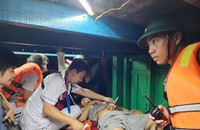 Đồn Biên phòng Cát Hải nhanh chóng điều động một xuồng cứu nạn cùng 6 cán bộ sĩ tham gia cứu nạn.