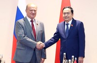 Chủ tịch Quốc hội tiếp Chủ tịch Đảng Gennady Zyuganov. (Ảnh: Thống Nhất/TTXVN)