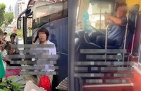 Theo đoạn video, du khách cho biết mình bị tài xế lăng mạ vì không mua những gì anh ta bán. Ảnh: Lianhe Zaobao.