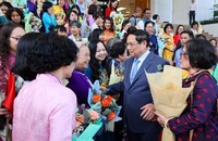 Thủ tướng Phạm Minh Chính gặp mặt các đại biểu Hội nghị Mạng lưới các nhà khoa học và kỹ sư nữ khu vực châu Á - Thái Bình Dương và lãnh đạo Hội Nữ trí thức Việt Nam - Ảnh: VGP/Nhật Bắc