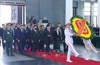 Đoàn đại biểu cấp cao Đảng, Nhà nước Lào do Tổng Bí thư, Chủ tịch nước Thongloun Sisoulith làm Trưởng đoàn, viếng Tổng Bí thư Nguyễn Phú Trọng. Ảnh: TTXVN
