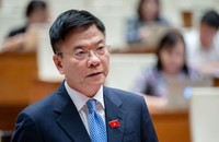 Phó Thủ tướng Chính phủ, Bộ trưởng Bộ Tư pháp Lê Thành Long trả lời chất vấn.