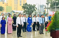 Các đại biểu dâng hoa tưởng niệm Chủ tịch Hồ Chí Minh tại Công viên Tượng đài Chủ tịch Hồ Chí Minh.