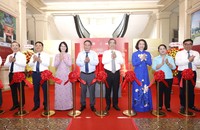 Đại biểu lãnh đạo TP Hà Nội và TP HCM thực hiện nghi thức cắt băng khai mạc trưng bày.