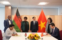 Phó Thủ tướng, Bộ trưởng Ngoại giao Bùi Thanh Sơn cùng Bộ trưởng Ngoại giao Malawi Nancy Tempo chứng kiến Lễ ký thông cáo chung thiết lập quan hệ ngoại giao.