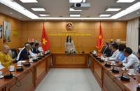 Thứ trưởng, Chủ nhiệm Uỷ ban Nhà nước về NVNONN Lê Thị Thu Hằng phát biểu tại cuộc gặp.