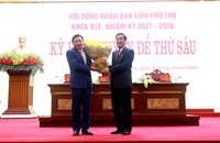 Bí thư Tỉnh uỷ Phú Thọ Bùi Minh Châu tặng hoa chúc mừng tân Phó Chủ tịch UBND tỉnh Phú Thọ Nguyễn Huy Ngọc.