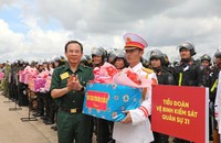 Ông Nguyễn Văn Nên - Ủy viên Bộ Chính trị, Bí thư Thành ủy TP HCM trao quà khích lệ động viên tinh thần lực lượng tham gia diễn tập quà (Ảnh: Công an TP HCM)